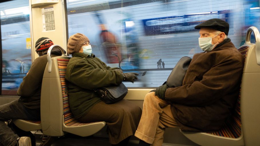 franceinfo's tweet card. Benjamin Davido rappelle qu'il est "extrêmement important de protéger les 17 millions de personnes à risque" en France.