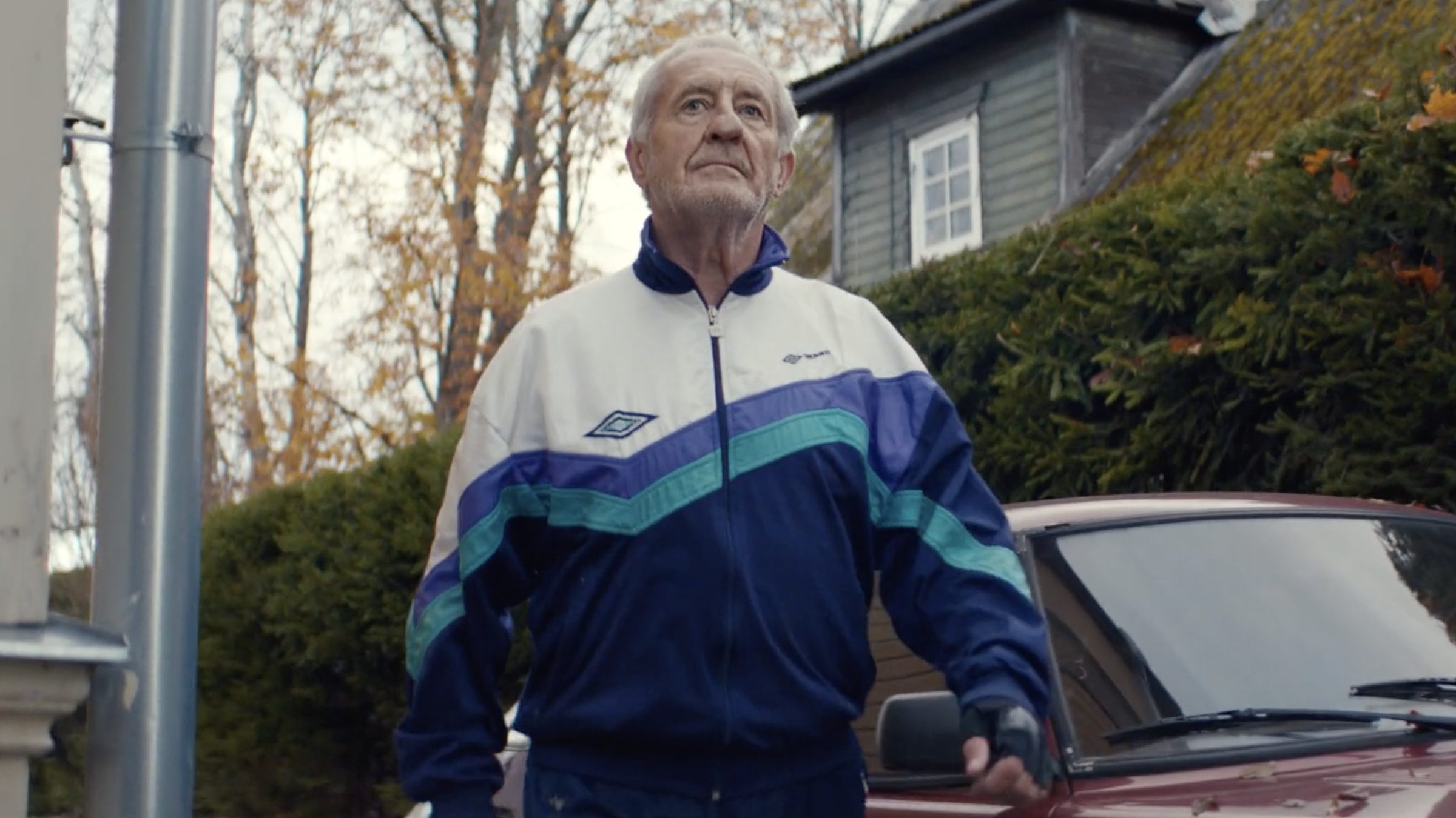 GoFit4Fun's tweet card. Cette jolie pub de Noël de la société pharmaceutique DocMorris met en scène un grand-père qui a une bonne raison de se remettre en forme.