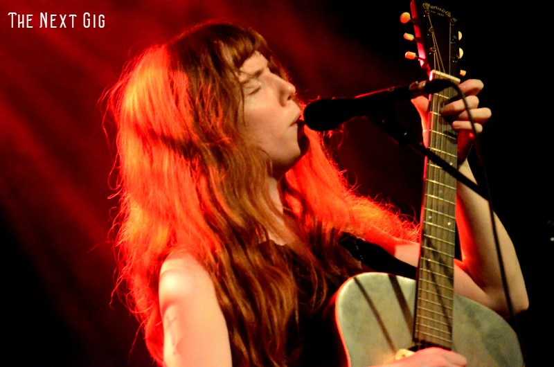 gig_next's tweet card. GRONINGEN – De naam die je te binnen schiet als je luistert naar Elanor Moss op het podium van Vera in Groningen is Charlie Dore. Dat is absoluut een aanbeveling, want nadat Dore een hit had met &#…