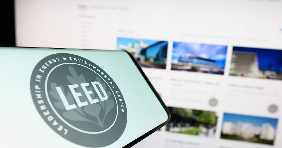 julia_ayuso's tweet card. La certificación LEED promueve la construcción sostenible, aumentando la eficiencia energética, el bienestar de los ocupantes y el valor de las propiedades.