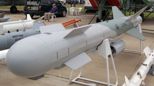 m_nieuwenhuis's tweet card. Nederlandse chips duiken op in Russische wapens, zelfs gemaakt ná de start van de oorlog in Oekraïne. Buitenlandse Zaken noemt dat 'zeer onwenselijk'.