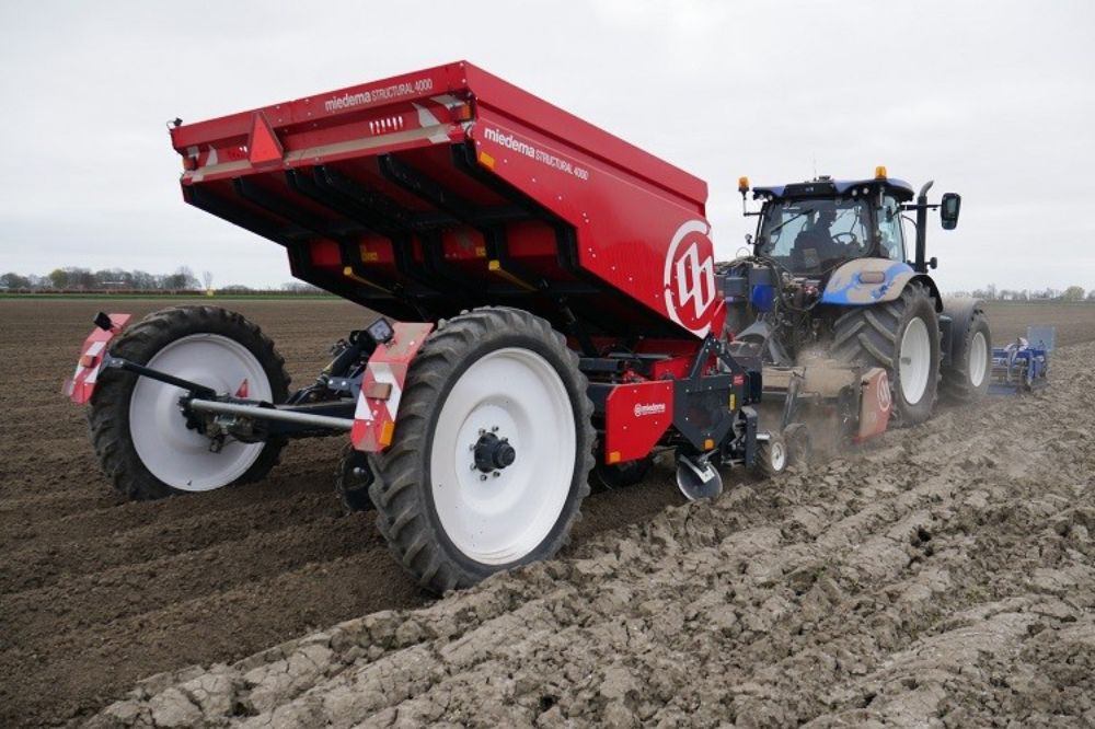 JanGeert73's tweet card. Vrijdag 2 april was een goede dag voor de ‘poottrein’ van Rien Schlepers uit Dronten bij het planten van een perceel Innovators.