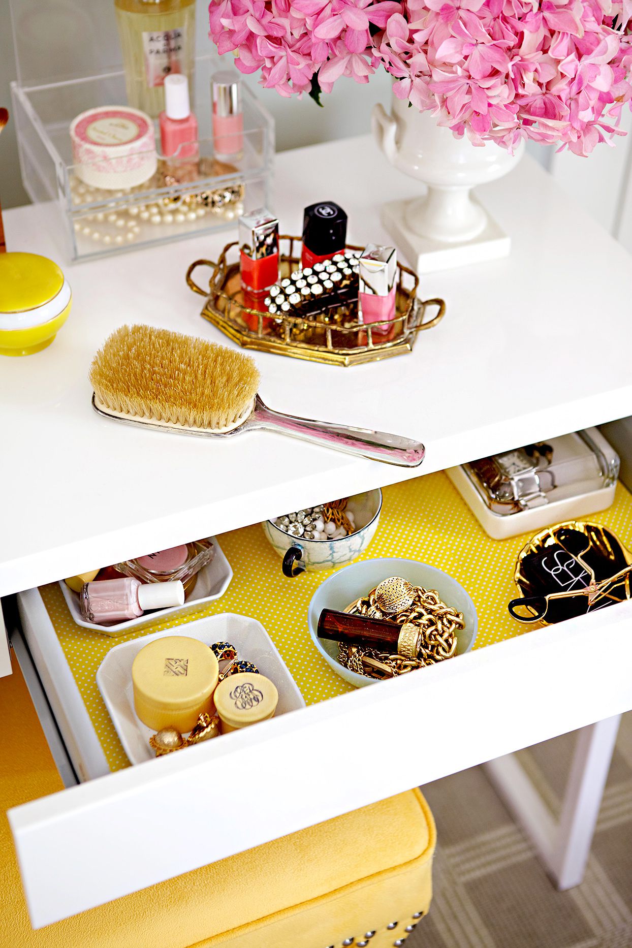 QuickTransfer's tweet card. We have brilliant storage ideas for small bedrooms. Find room for all the essentials using DIY storage and furniture tricks.