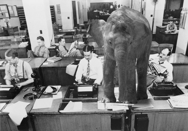 objETHOS's tweet card. Cesar ValenteJornalista, pesquisador do objETHOS e mestrando no PPGJor/UFSC “Para Bourdieu (1997:30) o jornalista é uma entidade abstrata que não existe.” No meio da sala da casa onde vivem as e os…