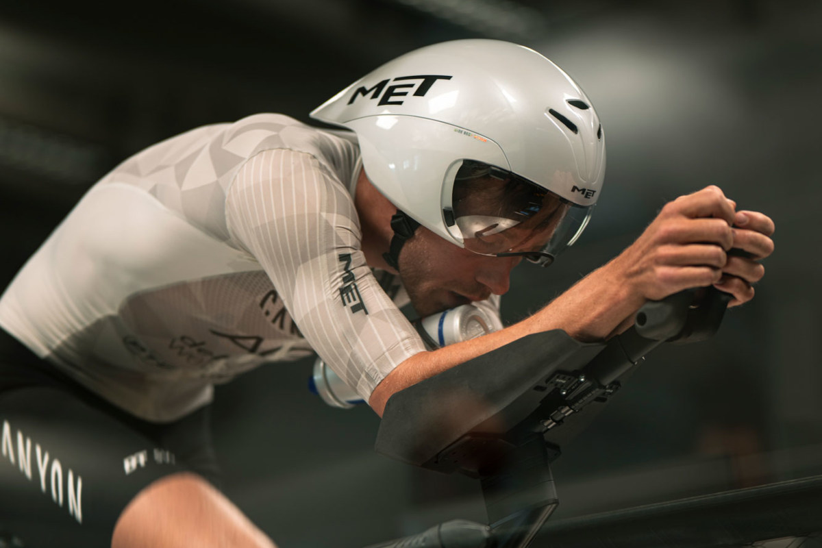 TopBici's tweet card. El Met Drone Wide Body II, utilizado por el UAE Team Emirates de Tadej Pogačar, es uno de los cascos de triatlón y contrarreloj más avanzados del momento