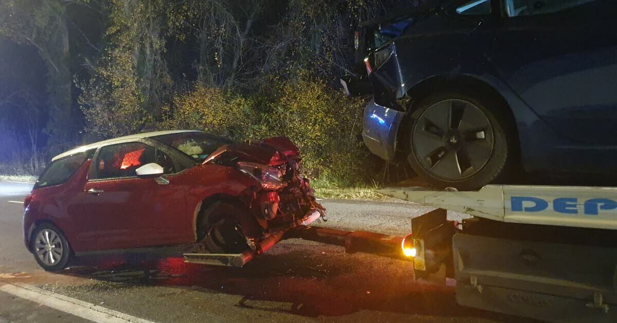 Le_Progres's tweet card. Rhône. Accident au nord-ouest de Lyon : quatre personnes blessées, deux voitures impliquées