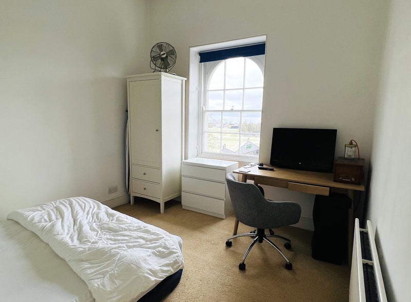 CSMKX's tweet card. Islington : £990 pcm. Fab king-size double-bed room in period building. It’s a top floor walk-up so you’ll stay fit, but then...