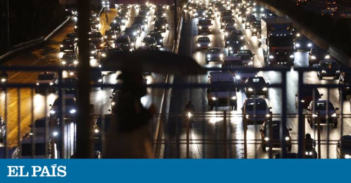 TECHJOBSPAIN's tweet card. El vuelco de un autobús que hizo cortar la A-6 en sentido salida y el cierre de algunos túneles por filtraciones complicaron la jornada