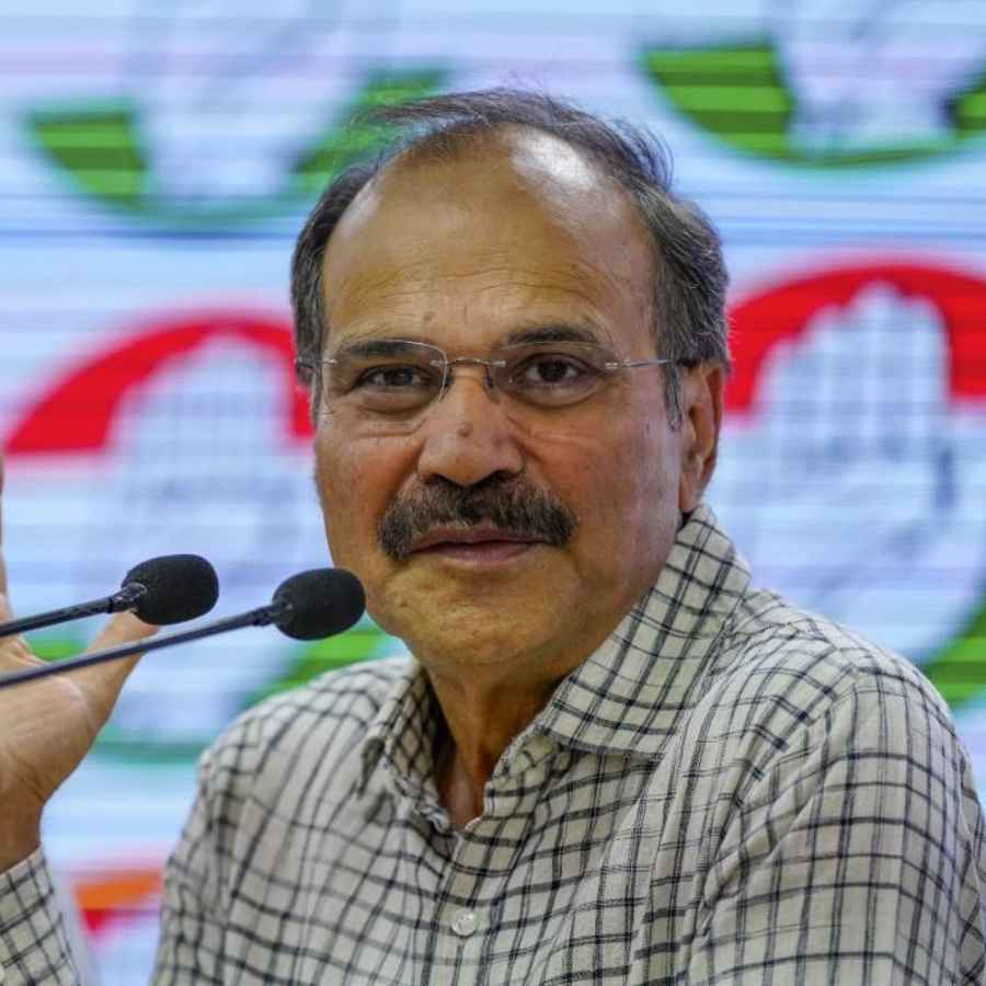 MyAnandaBazar's tweet card. কাজের সন্ধানে মুর্শিদাবাদের বহরমপুর থেকে কর্নাটকে গিয়েছিলেন ওই পরিযায়ী শ্রমিকেরা। সম্প্রতি সেখানে গ্যাস সিলিন্ডার বিস্ফোরণ হয়ে মৃত্যু হয় তাঁদের। ওই পরিযায়ী শ্রমিকদের দেহ বহরমপুরে ফিরিয়ে আনতে উদ্যোগী...