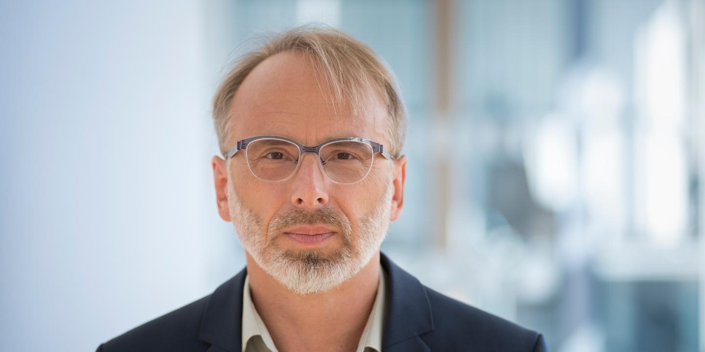 EUwatchers's tweet card. Oliver Schröm, rédacteur en chef du site d’investigation « Correctiv », est l’un des journalistes qui ont permis de révéler l’ampleur de la fraude européenne aux dividendes.