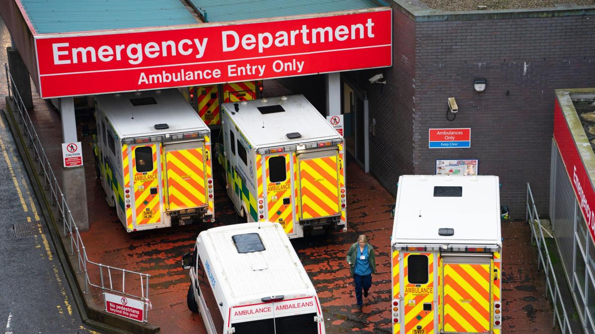 KieranPAndrews's tweet card. Data shows a third of ambulances with a turnaround time of more than 60 minutes at hospital, preventing them from attending other emergencies