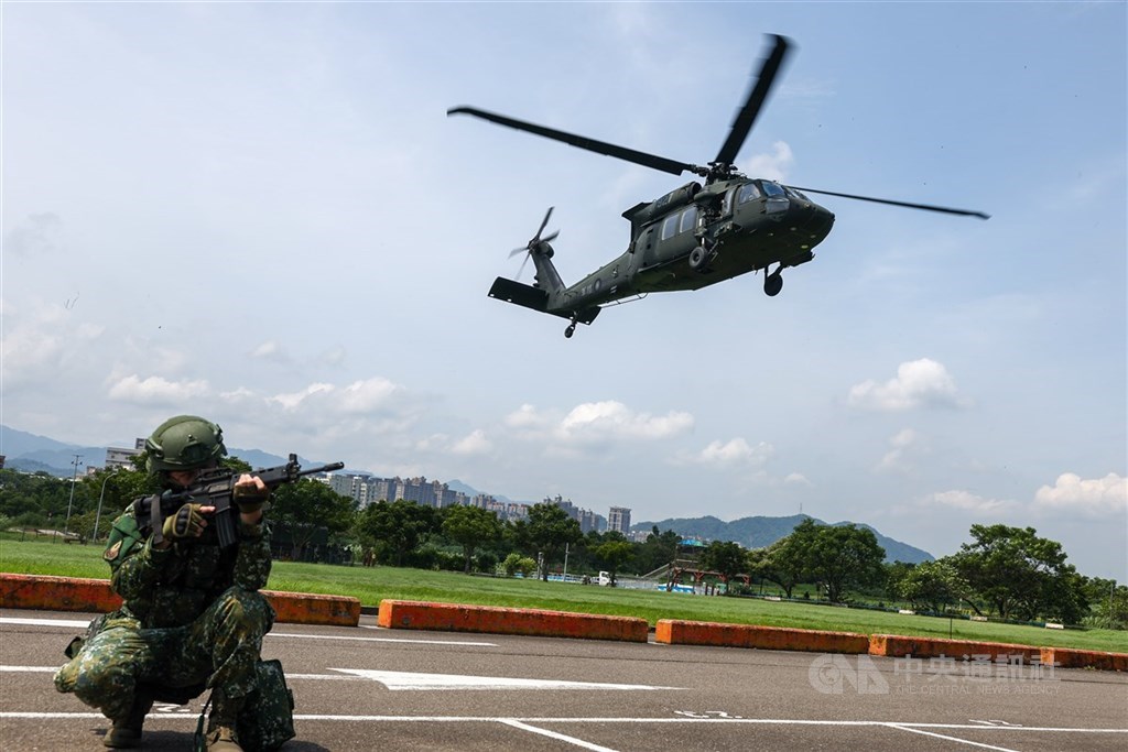 rcdatw's tweet card. 國軍為期10天9夜的「漢光41號」演習實兵操演昨天落幕，專家楊太源、揭仲均肯定演練成果，也表示此次演訓並未見到地面部隊大規模防範敵軍無人機的作為，建議未來反無人機應納入實兵演練的重點。