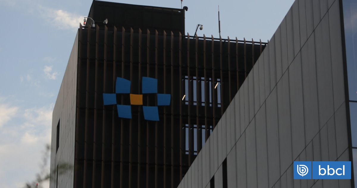 biobio's tweet card. Hospital Clínico Félix Bulnes anunció medidas drásticas ante la crisis presupuestaria que están enfrentando. Desde el recinto asistencial aseguraron que...