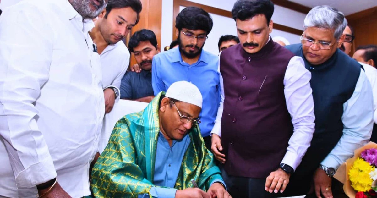 SADAA_Times's tweet card. Telangana: कांग्रेस के वरिष्ठ नेता और भारतीय क्रिकेट टीम के पूर्व कप्तान मोहम्मद अजहरुद्दीन (Mohammed Azharuddin) ने आज यानी कि सोमवार, 10 नवंबर को तेलंगाना के अल्पसंख्यक कल्याण और सार्वजनिक उद्यम...