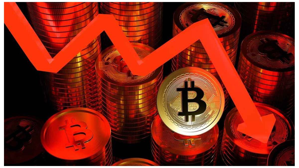 BitfinexESP's tweet card. Bitcoin, la criptomoneda líder, tocó mínimos de 6 meses y dejó al ecosistema en su peor momento del año.