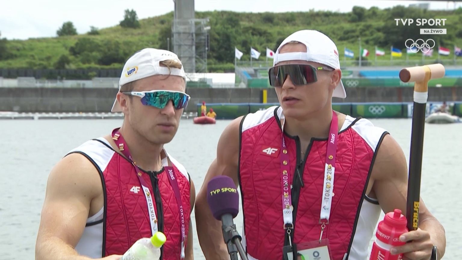 TechNichePoland's tweet card. Biało-czerwone, hybrydowe kamizelki chłodzące to wsparcie dla polskich sportowców na igrzyskach w Tokio. W Japonii panują okropne upały i w słońcu trudno było wytrzymać dziennikarzom, a co dopiero...