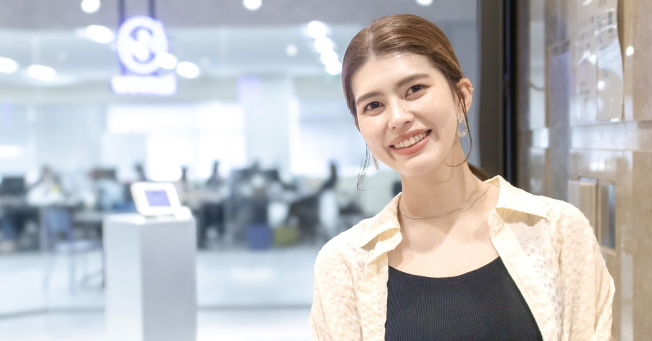 wevnalinc's tweet card. 「社員からは『とにかく一生懸命なくま（熊岡）さん』と言ってもらっています」と笑顔を見せるのは、半期に一度の社員総会でバリュー賞の一つ「Honesty賞」を受賞した熊岡かれんさん。 wevnalの創業初期から在籍する彼女は、現在は「BOTCHAN Engagement」のカスタマーサクセス（以下、CS）を担っています。 同部署に配属されたばかりの頃は、育児と家事にも追われながら慣れない仕事にが...