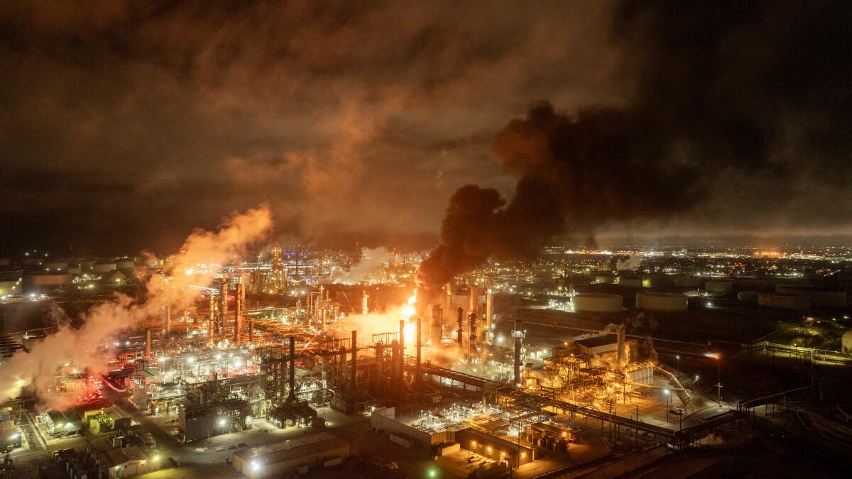 EnviroNotes's tweet card. Over the last five years, Chevron's El Segundo refinery has 46 violations of environmental safety rules; over the last decade, it was also issued 17 OSHA violations.