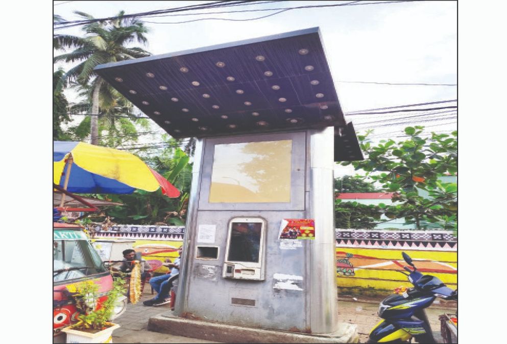 sambad_odisha's tweet card. Categories : ମହାନଗର ସ୍ମାର୍ଟ ସହରର ମାନ୍ୟତା ପରେ ରାଜଧାନୀ ଭୁବନେଶ୍ବରକୁ ସ୍ମାର୍ଟ ରୂପ ଦେବାକୁ ସରକାର ପାଣି ଭଳି କୋଟି କୋଟି ଟଙ୍କା ଖର୍ଚ୍ଚ କଲେ। ସହରର ନବକଳେବର ସ୍ବରୂପ ରାସ୍ତାଘାଟଠାରୁ ଆରମ୍ଭ କରି ଅନ୍ୟାନ୍ୟ ବିକାଶକୁ ଅଗ୍ରାଧି...