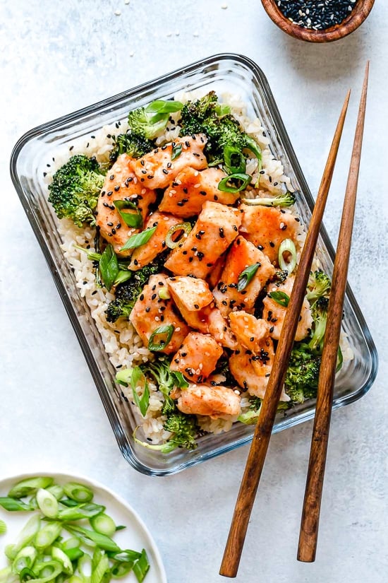 Withe1985's tweet card. This easy, meal-prep honey-sriracha chicken and broccoli is great for lunch or dinner and is made on a sheet pan, it comes together so quick!