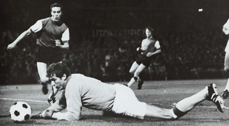 RonTuijnman's tweet card. Waarom kan een spits van de ene op de andere dag ineens het net niet meer vinden? Het is een raadsel dat menig trainer, menig spits, zich in vertwijfeling zal hebben afge­vraagd.