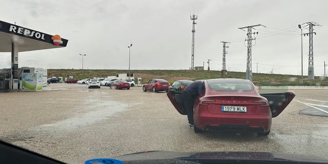 automercadillo's tweet card. La imagen viral de la Semana Santa: los Superchargers de la A3, colapsados por decenas de Teslas al regreso de estos días de vacaciones.