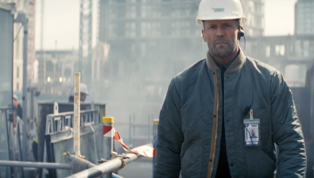 transparent70's tweet card. ジェイソン・ステイサム主演のアクションスリラー「ワーキングマン」から、ステイサム演じる主人公が、マフィアに絡まれた部下を助けるため建設現場の工具を用いて敵をボコボコにする本編映像が、"土木の日"である本日11月18日に併せて披露された。本作