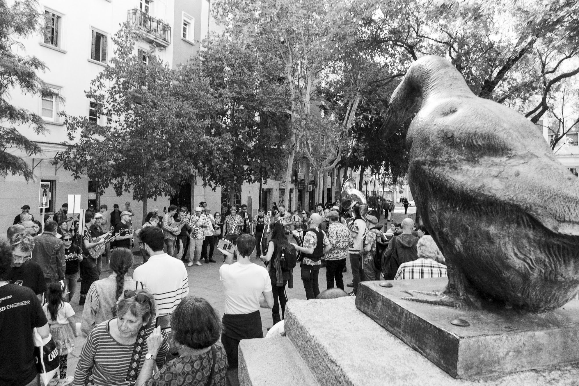 pocallum's tweet card. Descobreix com el 'Clot amb Blues' omple els carrers del barri amb música de Nova Orleans. Una cercavila vibrant que no només celebra el jazz i el blues, sinó que també promociona i cerca recolzament...