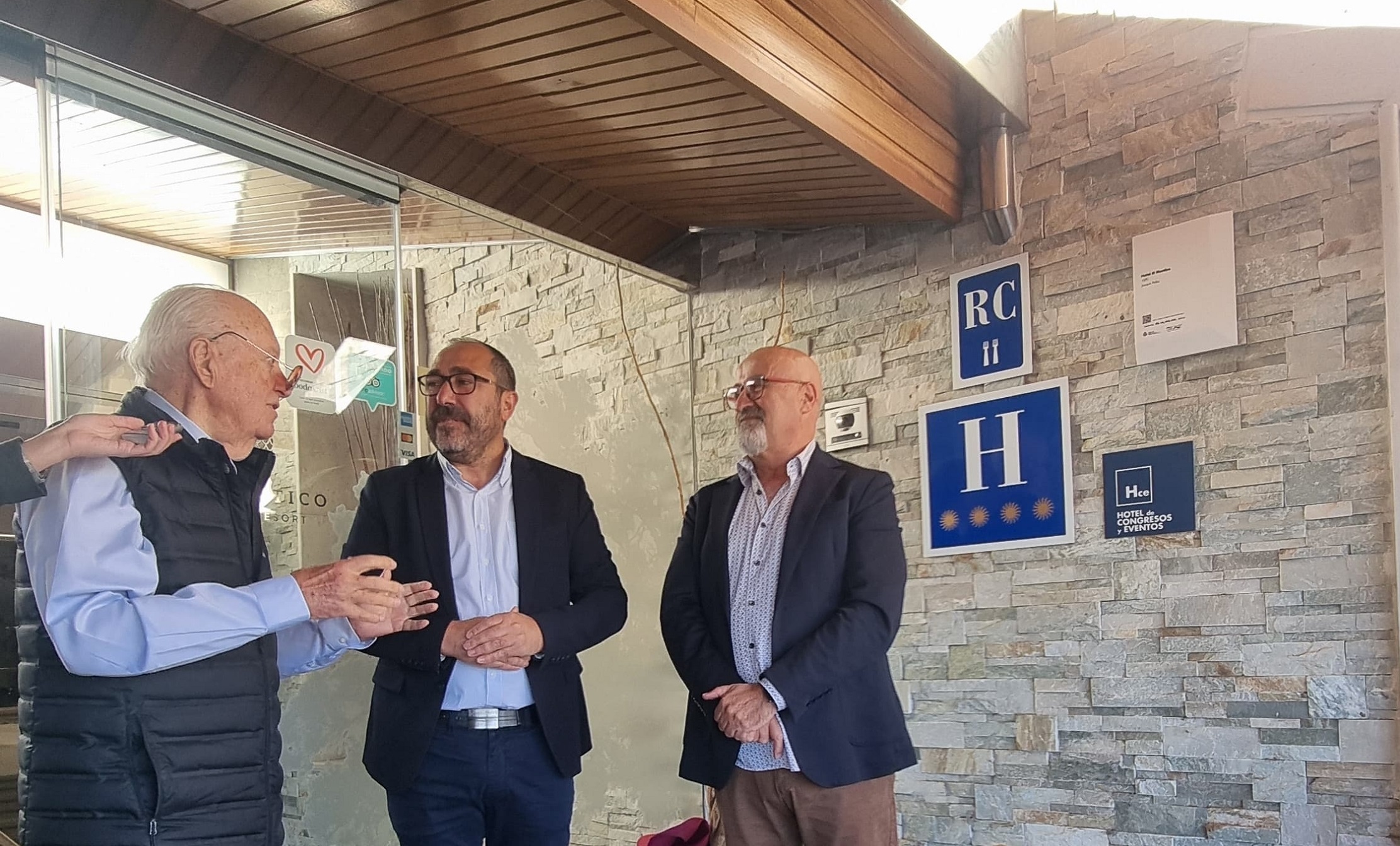 COAValladolid's tweet card. El COAVA otorga una placa Docomomo al Hotel El Montico, por su especial valor patrimonial, en el...