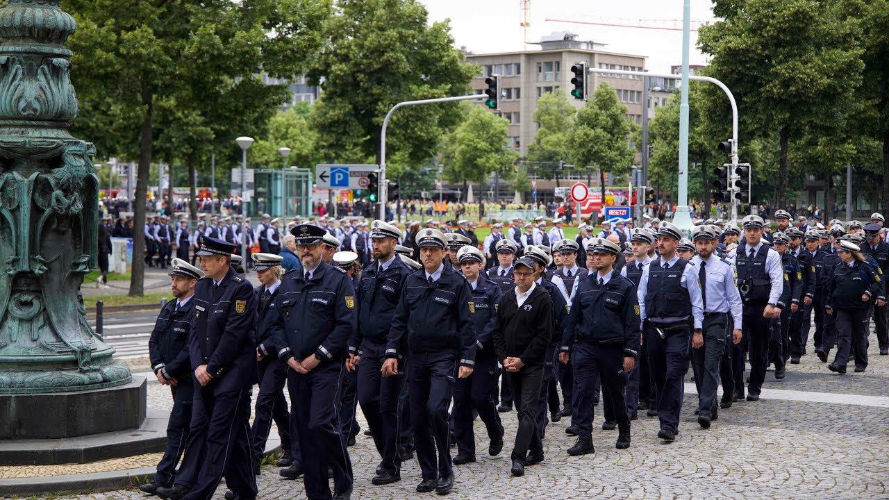 PolizeiMannheim's tweet card. ROUVEN LAUR GEDENKVIDEO MANNHEIM
