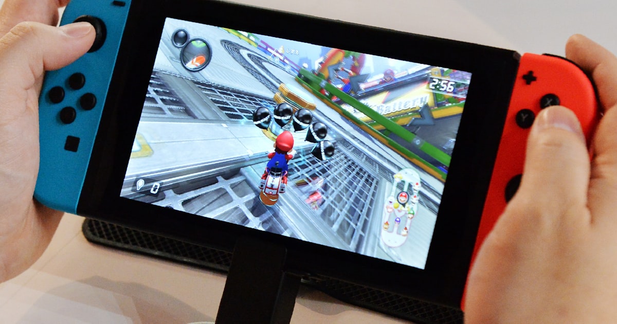 tech_joho_info's tweet card. 任天堂の家庭用ゲーム機「ニンテンドースイッチ」の品薄が解消されつつある。入荷数が増えて在庫の見通しがたつようになり、家電量販店は予約販売を開始。中古取扱店では買い取りが最も品薄だった時期と比べ5倍になった。過熱していた「スイッチ」人気に一服感が出ている。ヨドバシカメラマルチメディアAkiba（東京・千代田）では、2017年末から数量限定で「スイッチ」本体の予約販売を開始した。同店ではこれまで抽