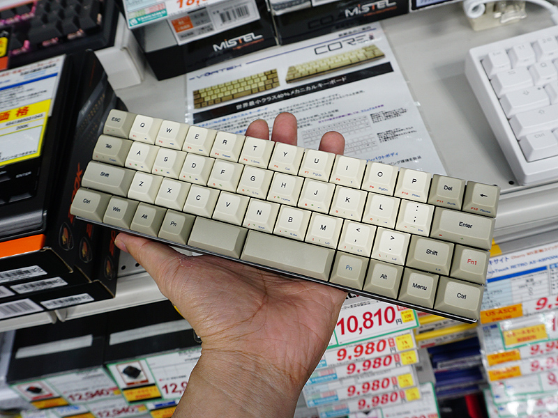 tech_joho_info's tweet card. 　世界最小を謳う台湾Vortexgearの小型メカニカルキーボード「CORE」が国内代理店のアーキサイトから発売された。ラインナップは、キースイッチが異なる「青軸（VTG47BLEBEG）」「茶軸（VTG47BRNBEG）」「赤軸（VTG47REDBEG）」「クリア軸（VTG47CLRBEG）」の4種類。