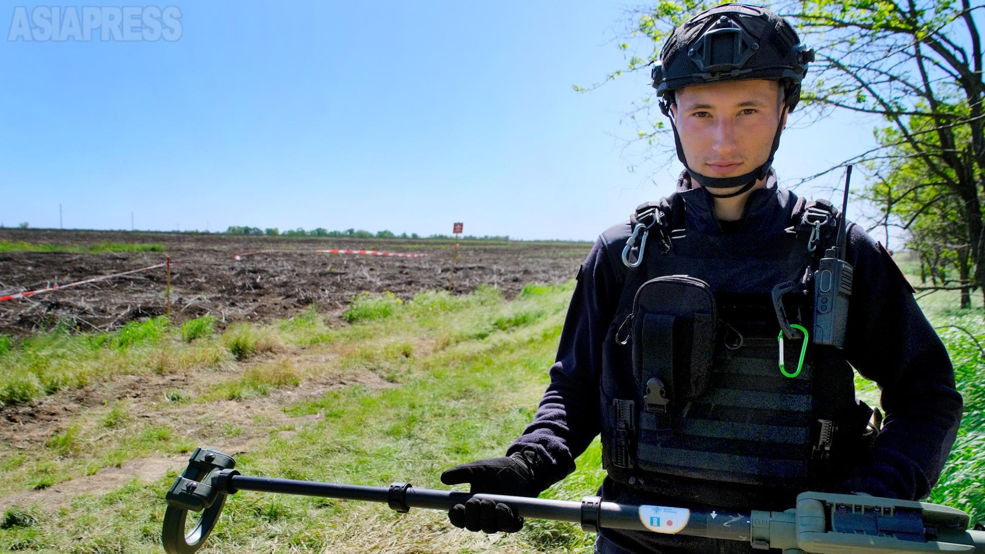 API_Ukraine's tweet card. ◆ロシア軍退却したヘルソン西部、畑には一面に地雷・砲弾片ロシア軍とウクライナ軍の激しい攻防が続いたヘルソン近郊。3年前にロシア軍が撤退したヘルソン西部には、農村地帯には無数の地雷と不発弾が残された。爆