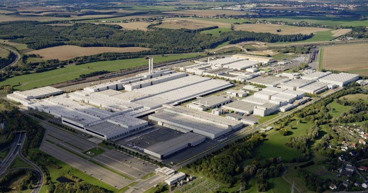 GraphiteSrg's tweet card. VW is converting its entire Zwickau factory to electric vehicle production, and as it prepares for the start of ID3...