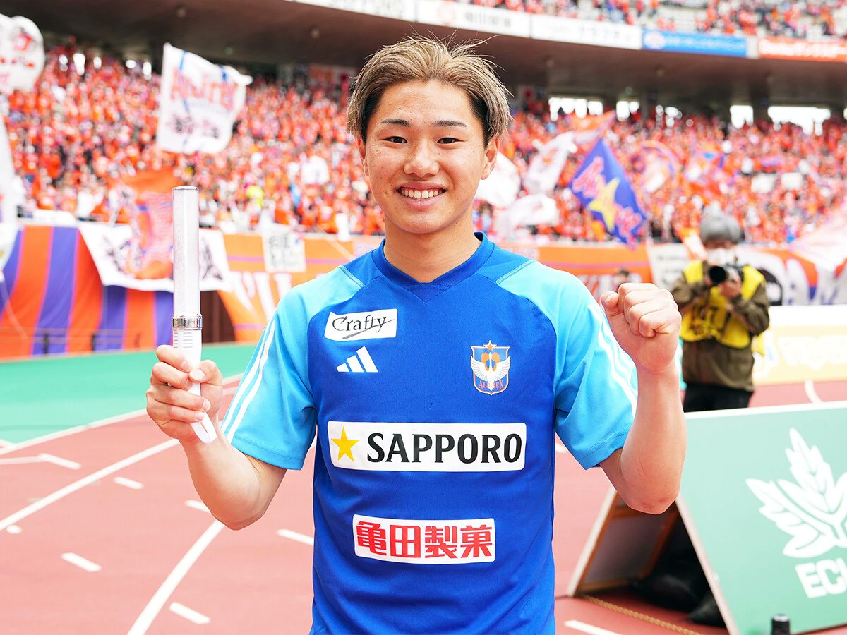 webSportiva's tweet card. サッカー日本代表「パリ世代」インタビュー10三戸舜介（アルビレックス新潟／MF）前編　今季プロ3年目を迎えた三戸舜介のＪリーグデビューは、2021年2月のこと。ルーキーシーズンのJ2開幕節にして、早くも記念すべき第一歩を踏み出した身長16…