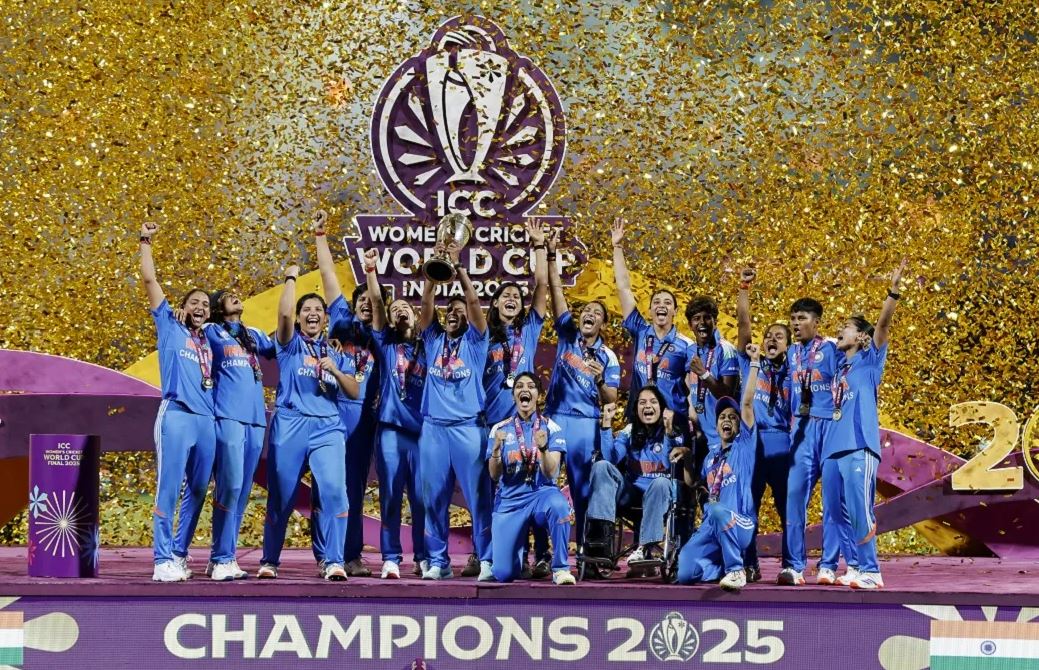 tikhee_mirchi's tweet card. भारत की महिला टीम इतिहास रच दिया है, टीम इंडिया ने महिला वनडे विश्व कप 2025 के फाइनल में द. अफ्रीका को 52 रन से हरा दिया। पहले