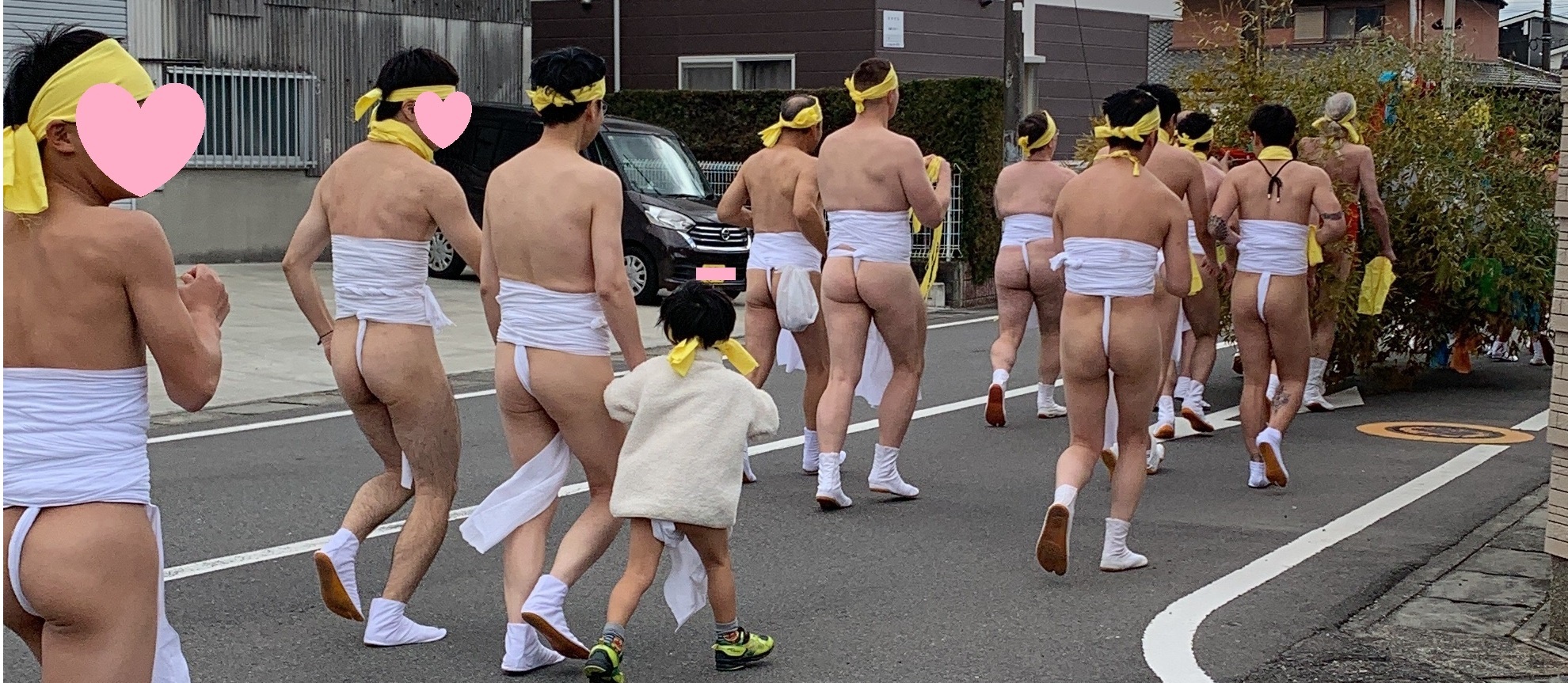 TechAceJP's tweet card. 寒風吹きすさぶ2月10日、稲沢の街に熱い声援と掛け声が響き渡りました！そう、今年も恒例の国府宮はだか祭りの季節がやってきたのです。 写真は当社TECHACEの前を、勇ましいふんどし姿の男たちが「わっしょい！…