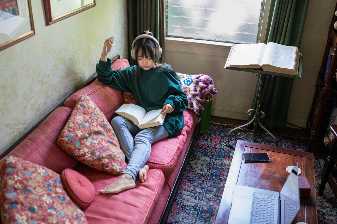 newscientist's tweet card. Reading books and listening to audiobooks tap into different elements of cognition, each with their own benefits. So which one should you choose, and when?