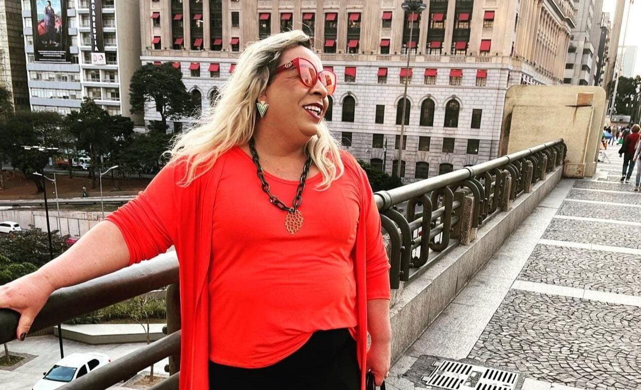 ProjetoDraft's tweet card. Agressão por LGBTfobia, expulsão de casa, câncer, depressão, sufoco financeiro... A vida de Dória Miranda daria um drama dilacerante. Em vez de desistir, ela escolheu lutar pela autoestima e se...