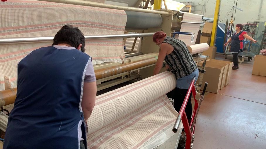 labelepv's tweet card. Ils sont spécialisés dans les tissus jacquard, mais depuis le début de la crise du coronavirus, l'entreprise les Tissages de Charlieu, dans la Loire, a décidé de mobiliser ses moyens de production...