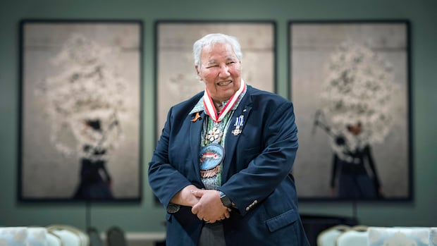 elamin88's tweet card. Murray Sinclair, the Anishinaabe senator and renowned Manitoba lawyer who led the Truth and Reconciliation Commission, has died.