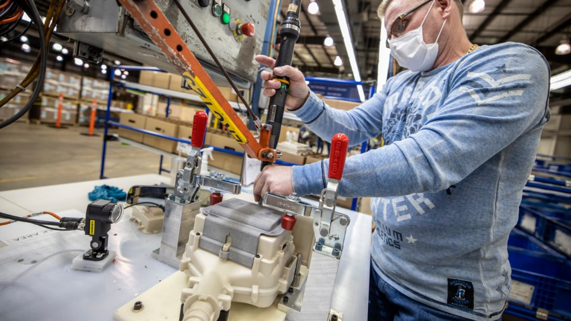 sergeantmacusaf's tweet card. About 90 United Auto Workers union members have assembled more than 10,000 respirators at a Ford plant near Flat Rock, Michigan.