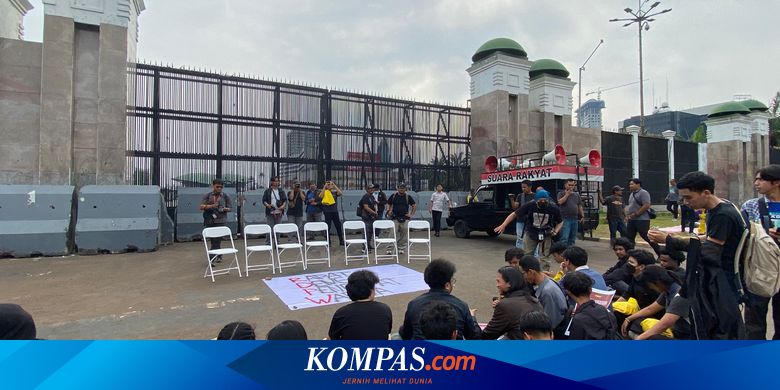 kompascom's tweet card. BEM UI akan berunjuk rasa menolak pengesahan RUU KUHAP hari ini di Gedung DPR RI.