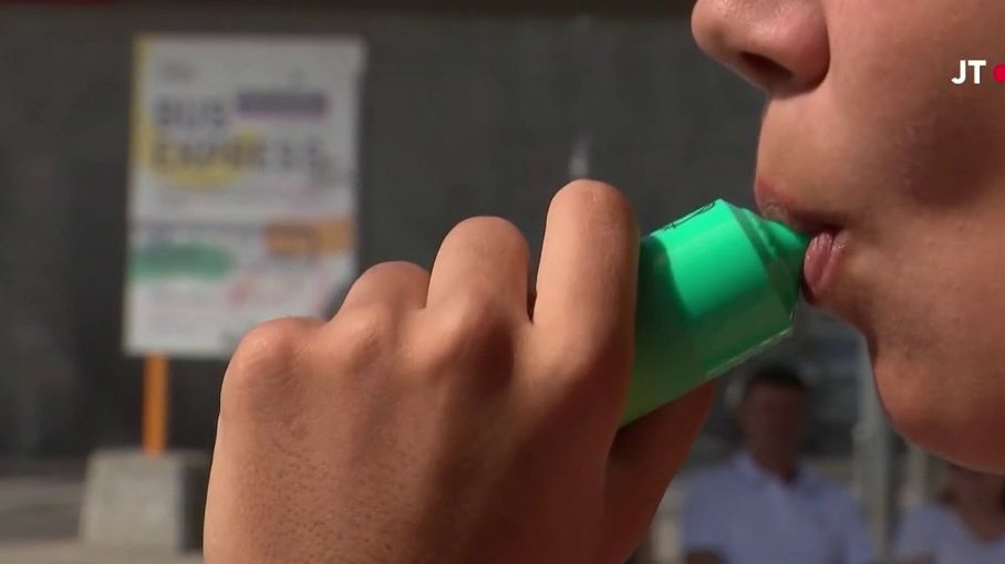 GrandSachoir's tweet card. Selon une étude britannique, vapoter ne serait associé à aucun problème sanitaire majeur.