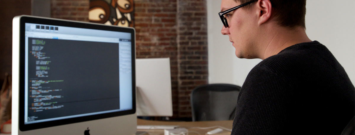 danioche's tweet card. ¿Cómo se hace uno programador? Pues los datos revelan que en la mayoría de los casos ellos se lo guisan y ellos se lo comen. Los desarrolladores son...