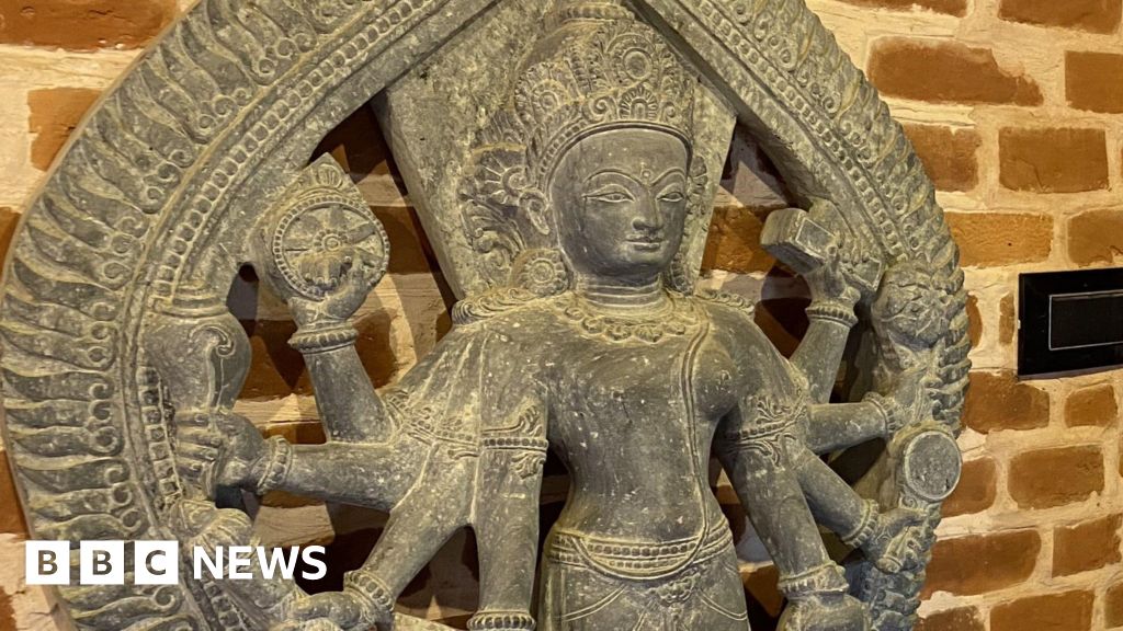 parrrapapap's tweet card. Hundreds of artefacts were looted from Nepal as it opened up from the 1960s to the 1980s.