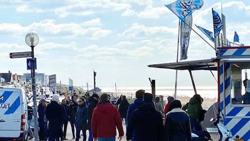 RTLnieuws's tweet card. Het was vandaag ontzettend druk in Zandvoort vanwege het mooie weer. En dat baart de inwoners én de burgemeester van Zandvoort grote zorgen. Daarom doet burgemeester David Moolenburgh een dringende...