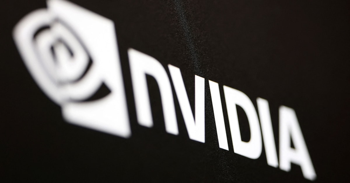 nikkei's tweet card. 【NQNニューヨーク=田中俊行】17日の米ダウ工業株30種平均は3日続落し、終値は前週末比557ドル安の4万6590ドルだった。明確な売り材料が見当たらないなか、取引終了にかけて急速に下げ幅を広げた。19日に決算発表を予定するエヌビディアの業績次第では株式相場の方向感が大きく変わりかねない――。市場にはそんな戦々恐々とした雰囲気が広がっている。17日は主要3指数が軒並み下げた。シーミス・トレ