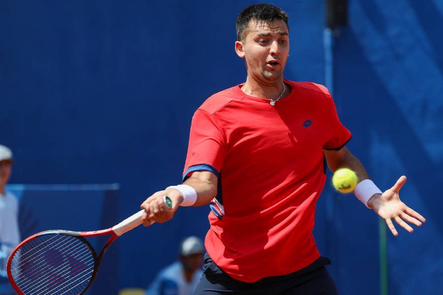 ladiscusioncl's tweet card. Tomás Barrios atraviesa un momento muy positivo en su carrera profesional. Gracias a sus destacadas actuaciones en el circuito Challenger, su ranking ATP ha mejorado considerablemente, lo que le da…