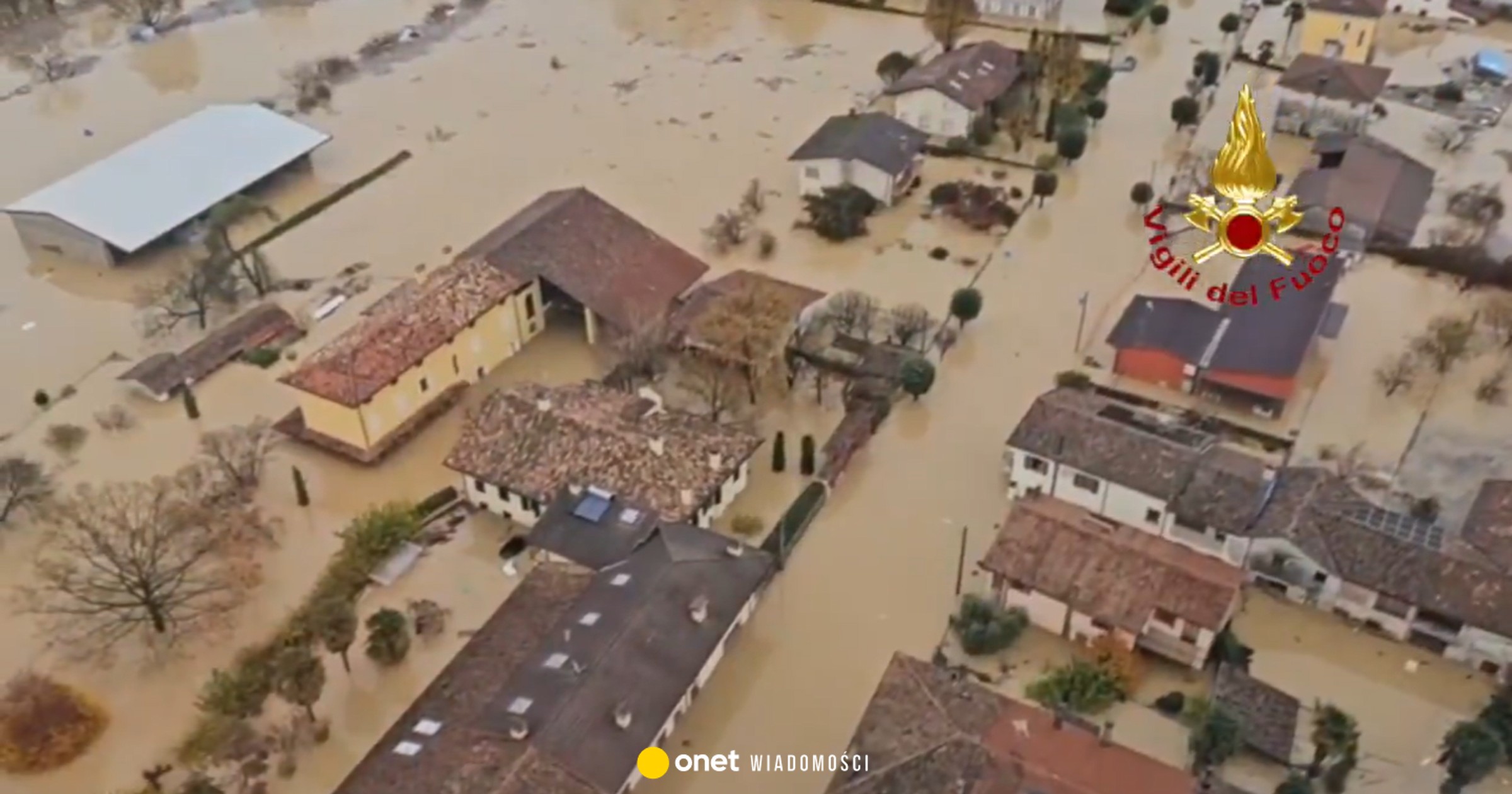 OnetWiadomosci's tweet card. W pobliżu włoskiej Gorycji (Friuli-Wenecja Julijska) zeszła lawina błotna, w wyniku której zginęły dwie osoby. Do powodzi doszło, gdy z brzegów wystąpiła rzeka Torre. Mieszkańcy okolicy musieli...